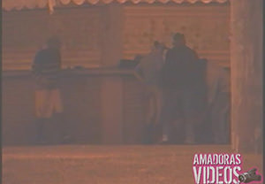 video amador Dois machos comendo uma gostosa na rua
