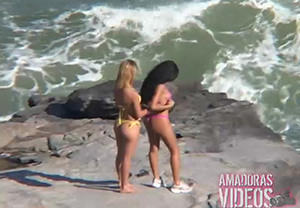 video amador Exibicionismo no meio da praia, que safadas