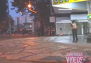 video amador Pelada na rua se exibe e provoca
