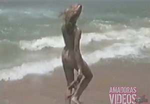 video amador Amadora exibicionista fica peladinha e sensualiza na praia!